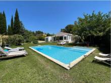 les transats au bord de la piscine