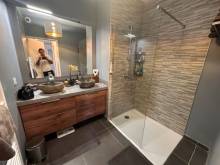 la salle d'eau de style contemporain