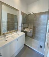 Voici la salle de bain