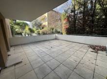 la grande terrasse de 25m² avec possibilité d'installer un salon et repas