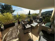 la grande terrasse avec vue dégagée incroyable!