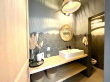 le wc avec sas lave main proche du séjour