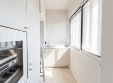 le cellier attenant accueille une cave à vin