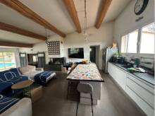 le volume du séjour donnant sur la cuisine type îlot