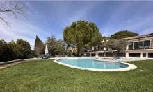 vue d'ensemble jardin piscine maison