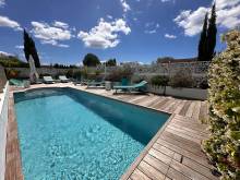 La piscine et sa terrasse en bois