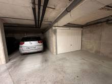 la place de parking en sous-sol fermé