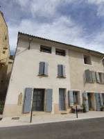 Façade de la maison de village