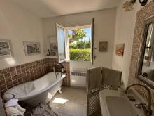 la salle de bain du rez de chaussée