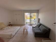 Vue de la pièce principale avec rangement